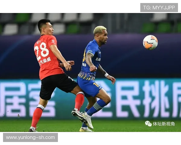 武汉对阵恒大激战正酣比分悬念不断双方球员全力以赴争夺胜利